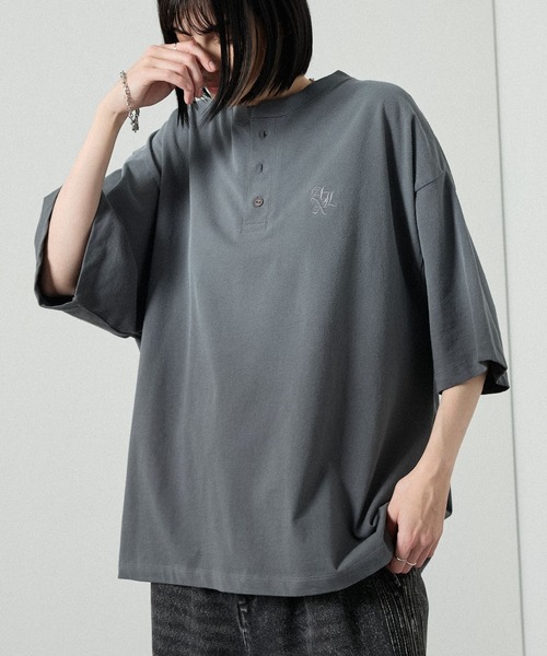 Alfred Alex(アルフレッドアレックス)の「【Alfred Alex】ヴィンテージライク オーバーサイズ ヘンリーネック Tシャツ(Tシャツ/カットソー・メンズ・グレー/グレー系/ブラック/レッド系/ネイビー/ブラック系・M/L)」の3枚目の写真