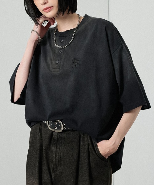 Alfred Alex(アルフレッドアレックス)の「【Alfred Alex】ヴィンテージライク オーバーサイズ ヘンリーネック Tシャツ(Tシャツ/カットソー・メンズ・グレー/グレー系/ブラック/レッド系/ネイビー/ブラック系・M/L)」の1枚目の写真