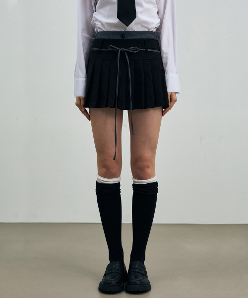 ARI(アリ)の「SCARLET PLEATS SKIRT PANTS / BLACK(スカート・レディース・ブラック・SMALL/MEDIUM)」の1枚目の写真