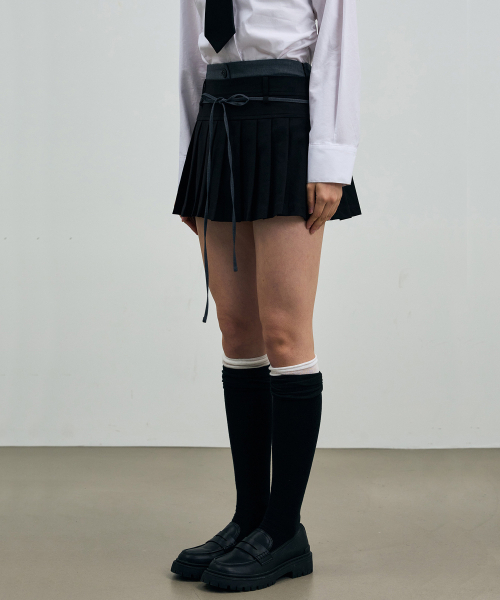 ARI(アリ)の「SCARLET PLEATS SKIRT PANTS / BLACK(スカート・レディース・ブラック・SMALL/MEDIUM)」の2枚目の写真