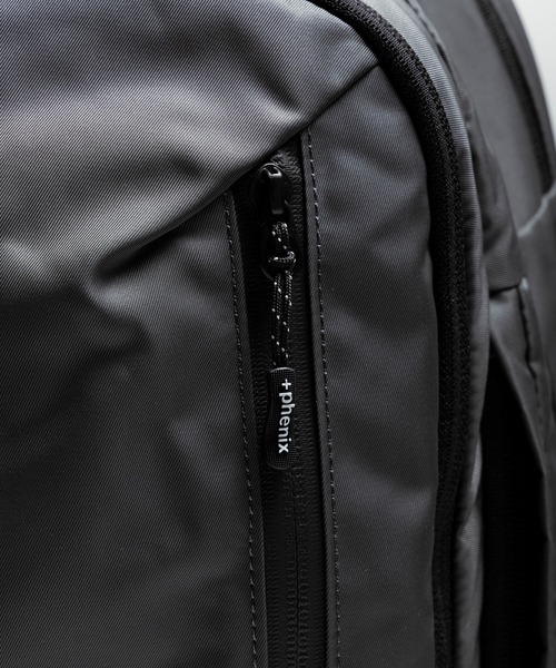 +phenix(プラスフェニックス)の「+phenix(プラスフェニックス) EXPAND BACKPACK 20+ / エクスパンド バックパック(バックパック/リュック・メンズ・グレー/ブラック・ONE SIZE)」の6枚目の写真