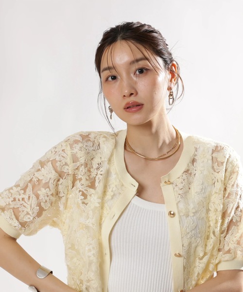 JUSGLITTY（ジャスグリッティー）の「レースブーケカーディガン（ニット/セーター・レディース・ホワイト/サックスブルー/ライトイエロー・2）」の3枚目の写真