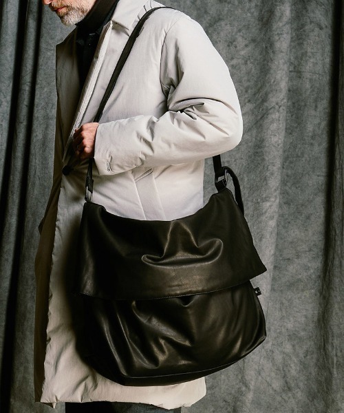 wjk(ダヴルジェイケイ)の「mko13609- leather shoulder bag ショルダーバッグ(8002 lc47j)(ショルダーバッグ・メンズ・ブラック・FREE)」の1枚目の写真