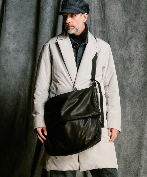 wjk(ダヴルジェイケイ)の「mko13609- leather shoulder bag ショルダーバッグ(8002 lc47j)(ショルダーバッグ・メンズ・ブラック・FREE)」の2枚目の写真