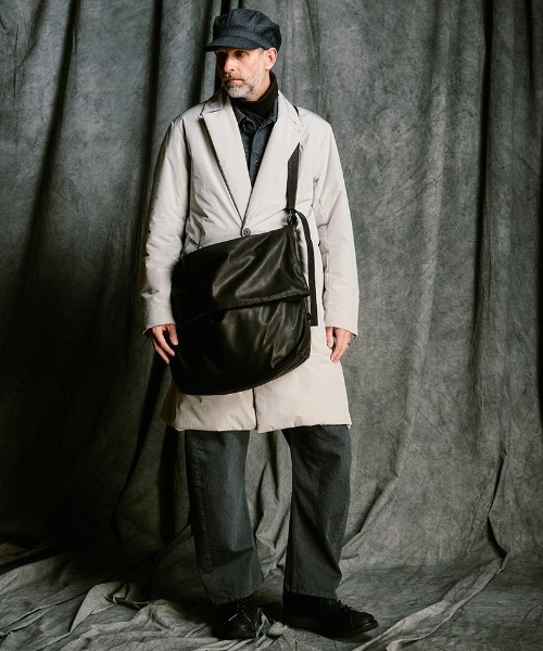 wjk(ダヴルジェイケイ)の「mko13609- leather shoulder bag ショルダーバッグ(8002 lc47j)(ショルダーバッグ・メンズ・ブラック・FREE)」の3枚目の写真