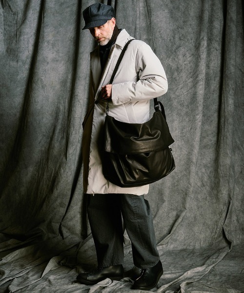 wjk(ダヴルジェイケイ)の「mko13609- leather shoulder bag ショルダーバッグ(8002 lc47j)(ショルダーバッグ・メンズ・ブラック・FREE)」の4枚目の写真