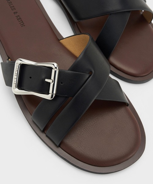 CHARLES & KEITH(チャールズ & キース)の「Anita アニータ クロスオーバースライドサンダル(サンダル・レディース・マルーン/ブラック・24.5cm/23.5cm/23cm/22.5cm/25.5cm/25cm)」の7枚目の写真