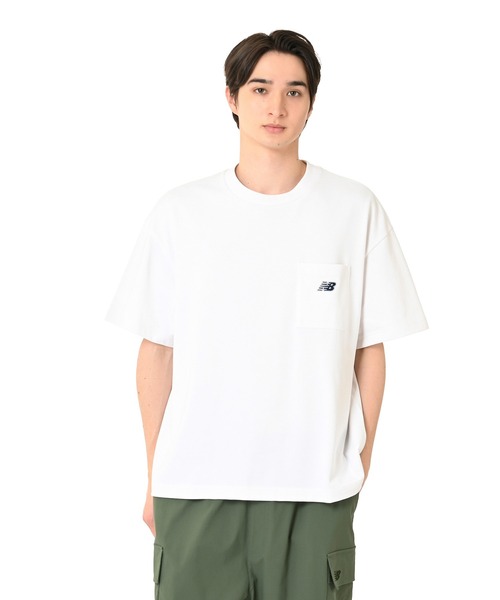 NEW BALANCE(ニューバランス)の「エンブロイダリードNBポケットショートスリーブTシャツ(Tシャツ/カットソー・メンズ・ホワイト/ブラック/サックスブルー/ライトイエロー・SMALL/MEDIUM/LARGE/X-LARGE/XX-LARGE)」の2枚目の写真