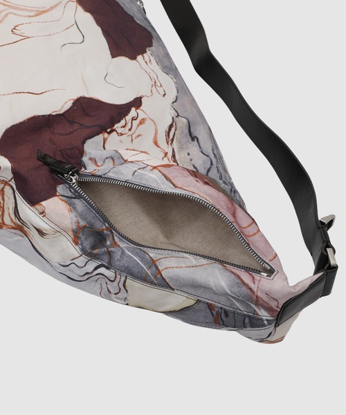 LEMAIRE（ルメール）の「XL QUIVER CLIP BAG（ショルダーバッグ・メンズ・マルチ・ONE SIZE）」の6枚目の写真