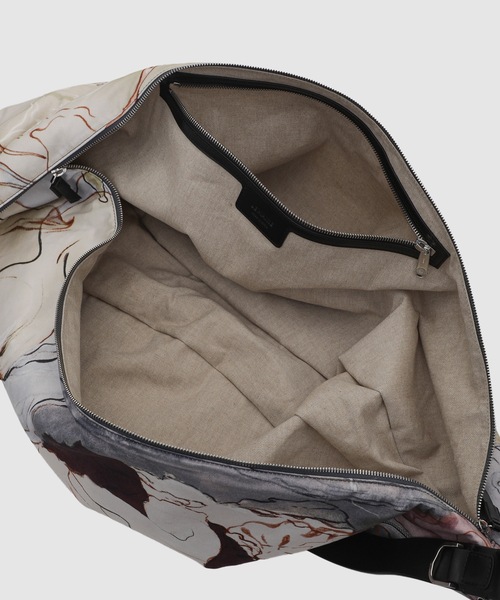 LEMAIRE（ルメール）の「XL QUIVER CLIP BAG（ショルダーバッグ・メンズ・マルチ・ONE SIZE）」の7枚目の写真