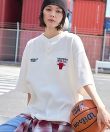 NBA（エヌビーエー）の「NBA/エヌビーエー 別注 ロゴ刺繍 ワッフルヘンリー半袖Tシャツ（Tシャツ/カットソー）」