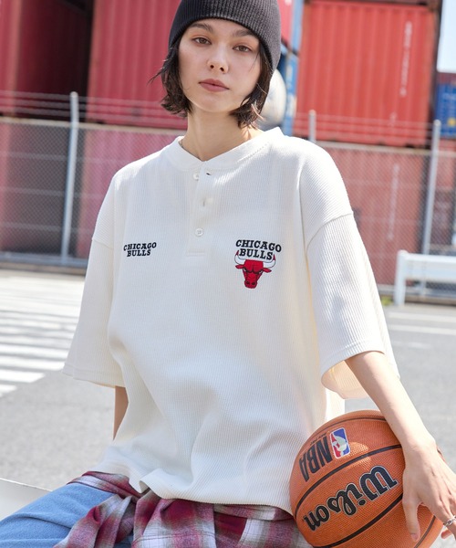 NBA(エヌビーエー)の「NBA/エヌビーエー 別注 ロゴ刺繍 ワッフルヘンリー半袖Tシャツ(Tシャツ/カットソー・メンズ・ホワイト系/チャコール/ブラック系/アイボリー/ダークブラウン/スミクロ・L/M)」の3枚目の写真