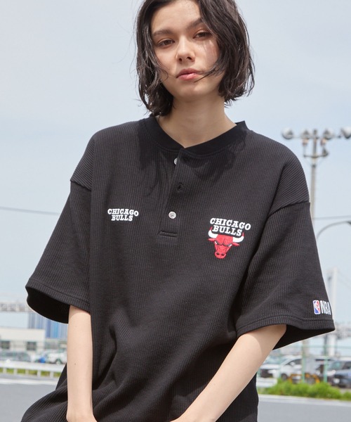 NBA(エヌビーエー)の「NBA/エヌビーエー 別注 ロゴ刺繍 ワッフルヘンリー半袖Tシャツ(Tシャツ/カットソー・メンズ・ホワイト系/チャコール/ブラック系/アイボリー/ダークブラウン/スミクロ・L/M)」の4枚目の写真