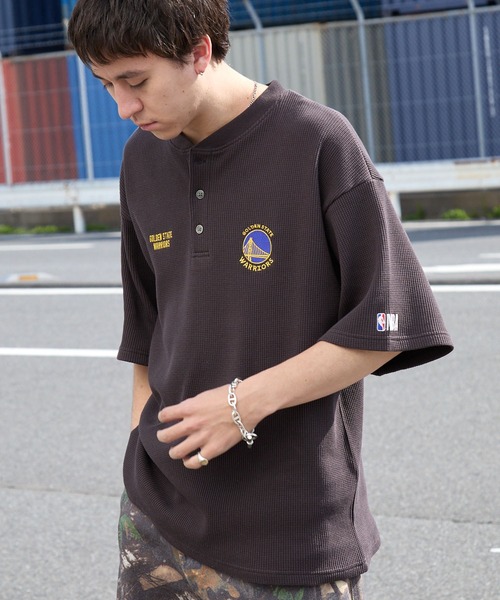 NBA(エヌビーエー)の「NBA/エヌビーエー 別注 ロゴ刺繍 ワッフルヘンリー半袖Tシャツ(Tシャツ/カットソー・メンズ・ホワイト系/チャコール/ブラック系/アイボリー/ダークブラウン/スミクロ・L/M)」の6枚目の写真