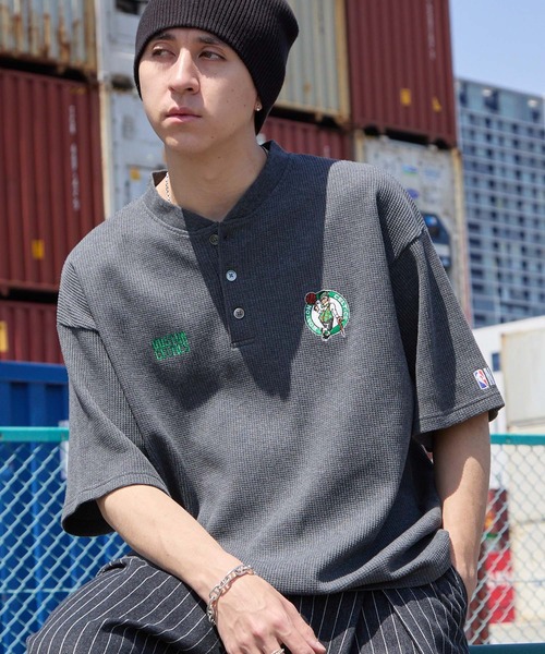 NBA(エヌビーエー)の「NBA/エヌビーエー 別注 ロゴ刺繍 ワッフルヘンリー半袖Tシャツ(Tシャツ/カットソー・メンズ・ホワイト系/チャコール/ブラック系/アイボリー/ダークブラウン/スミクロ・L/M)」の5枚目の写真