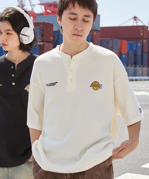 NBA(エヌビーエー)の「NBA/エヌビーエー 別注 ロゴ刺繍 ワッフルヘンリー半袖Tシャツ(Tシャツ/カットソー・メンズ・ホワイト系/チャコール/ブラック系/アイボリー/ダークブラウン/スミクロ・L/M)」の2枚目の写真