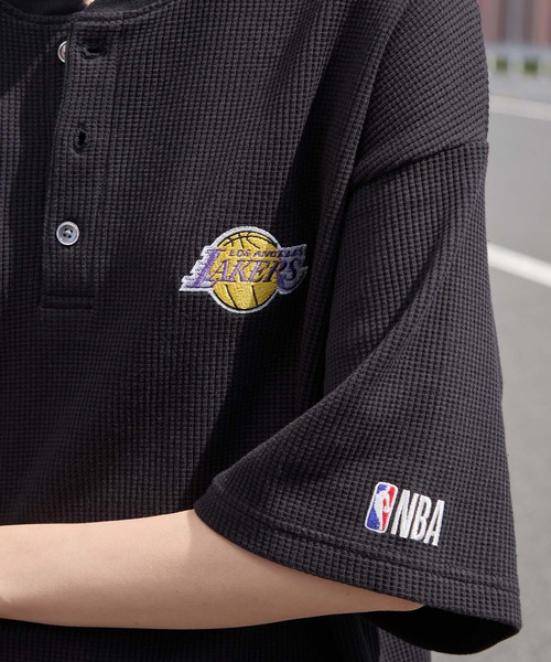 NBA(エヌビーエー)の「NBA/エヌビーエー 別注 ロゴ刺繍 ワッフルヘンリー半袖Tシャツ(Tシャツ/カットソー・メンズ・ホワイト系/チャコール/ブラック系/アイボリー/ダークブラウン/スミクロ・L/M)」の14枚目の写真
