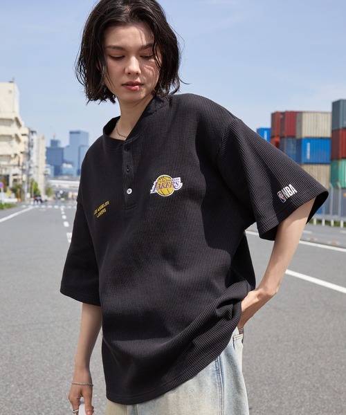 NBA(エヌビーエー)の「NBA/エヌビーエー 別注 ロゴ刺繍 ワッフルヘンリー半袖Tシャツ(Tシャツ/カットソー・メンズ・ホワイト系/チャコール/ブラック系/アイボリー/ダークブラウン/スミクロ・L/M)」の15枚目の写真