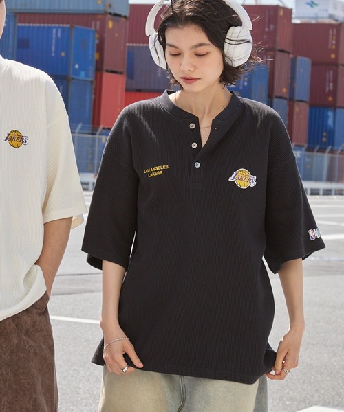NBA(エヌビーエー)の「NBA/エヌビーエー 別注 ロゴ刺繍 ワッフルヘンリー半袖Tシャツ(Tシャツ/カットソー・メンズ・ホワイト系/チャコール/ブラック系/アイボリー/ダークブラウン/スミクロ・L/M)」の20枚目の写真