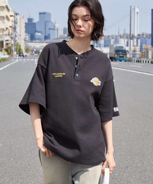 NBA(エヌビーエー)の「NBA/エヌビーエー 別注 ロゴ刺繍 ワッフルヘンリー半袖Tシャツ(Tシャツ/カットソー・メンズ・ホワイト系/チャコール/ブラック系/アイボリー/ダークブラウン/スミクロ・L/M)」の21枚目の写真