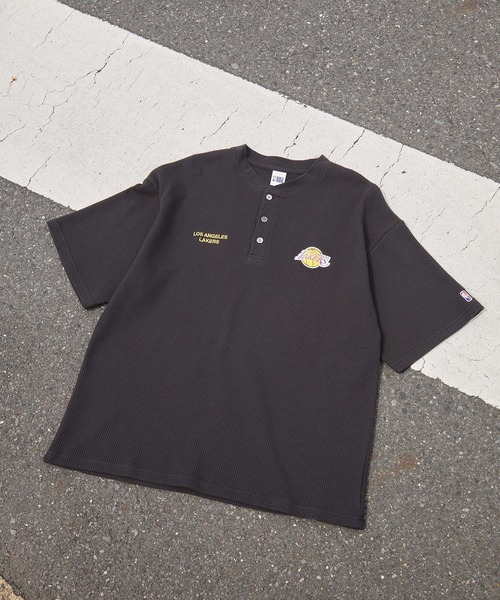 NBA(エヌビーエー)の「NBA/エヌビーエー 別注 ロゴ刺繍 ワッフルヘンリー半袖Tシャツ(Tシャツ/カットソー・メンズ・ホワイト系/チャコール/ブラック系/アイボリー/ダークブラウン/スミクロ・L/M)」の7枚目の写真