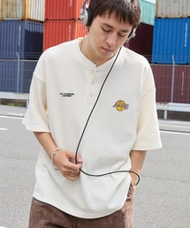 NBA（エヌビーエー）の「NBA/エヌビーエー 別注 ロゴ刺繍 ワッフルヘンリー半袖Tシャツ（Tシャツ/カットソー）」