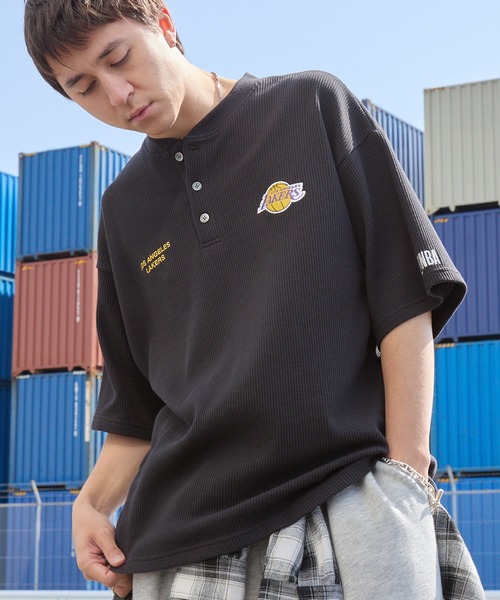 NBA(エヌビーエー)の「NBA/エヌビーエー 別注 ロゴ刺繍 ワッフルヘンリー半袖Tシャツ(Tシャツ/カットソー・メンズ・ホワイト系/チャコール/ブラック系/アイボリー/ダークブラウン/スミクロ・L/M)」の22枚目の写真