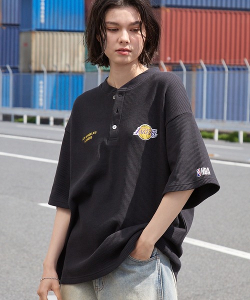 NBA(エヌビーエー)の「NBA/エヌビーエー 別注 ロゴ刺繍 ワッフルヘンリー半袖Tシャツ(Tシャツ/カットソー・メンズ・ホワイト系/チャコール/ブラック系/アイボリー/ダークブラウン/スミクロ・L/M)」の8枚目の写真