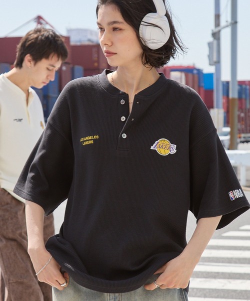 NBA(エヌビーエー)の「NBA/エヌビーエー 別注 ロゴ刺繍 ワッフルヘンリー半袖Tシャツ(Tシャツ/カットソー・メンズ・ホワイト系/チャコール/ブラック系/アイボリー/ダークブラウン/スミクロ・L/M)」の9枚目の写真