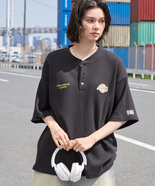 NBA(エヌビーエー)の「NBA/エヌビーエー 別注 ロゴ刺繍 ワッフルヘンリー半袖Tシャツ(Tシャツ/カットソー・メンズ・ホワイト系/チャコール/ブラック系/アイボリー/ダークブラウン/スミクロ・L/M)」の10枚目の写真