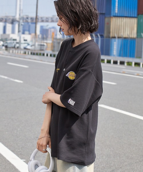 NBA(エヌビーエー)の「NBA/エヌビーエー 別注 ロゴ刺繍 ワッフルヘンリー半袖Tシャツ(Tシャツ/カットソー・メンズ・ホワイト系/チャコール/ブラック系/アイボリー/ダークブラウン/スミクロ・L/M)」の11枚目の写真