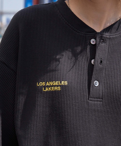 NBA(エヌビーエー)の「NBA/エヌビーエー 別注 ロゴ刺繍 ワッフルヘンリー半袖Tシャツ(Tシャツ/カットソー・メンズ・ホワイト系/チャコール/ブラック系/アイボリー/ダークブラウン/スミクロ・L/M)」の13枚目の写真