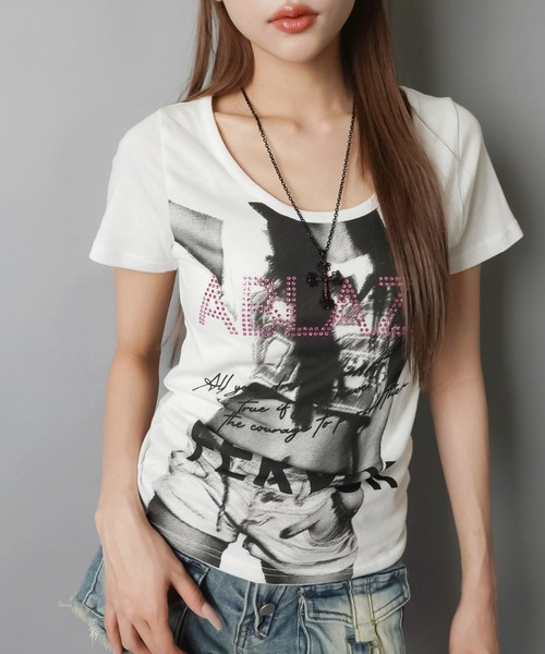 SPINNS(スピンズ)の「半袖Tシャツ/フォトガール/ストーン/平成ギャル(Tシャツ/カットソー・レディース・オフホワイト/ブラック・ONESIZE)」の4枚目の写真