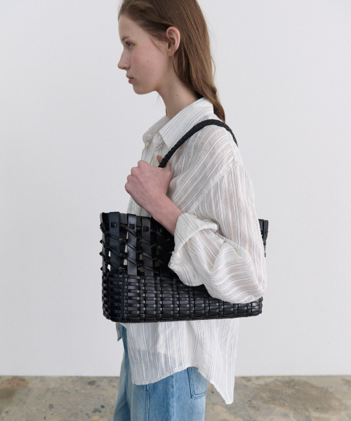 ANDNEEDS（アンドニーズ）の「Cava weaving bag (black)（ショルダーバッグ・レディース・その他・FREE）」の2枚目の写真