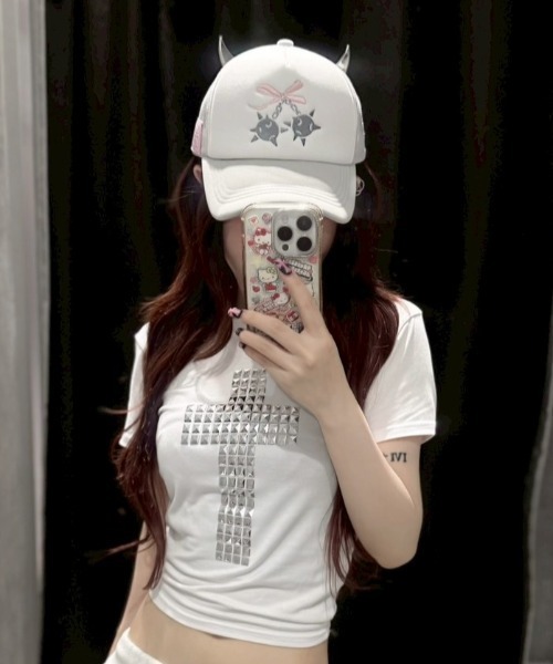 Never mind the XU（ネバーマインドザエックスユー）の「【Never mind the XU】cross studs crop tee / 【ネバーマインド ザ エックスユー】クロススタッズクロップ半袖Tシャツ（Tシャツ/カットソー・レディース・ホワイト/ブラック・ONE SIZE）」の6枚目の写真