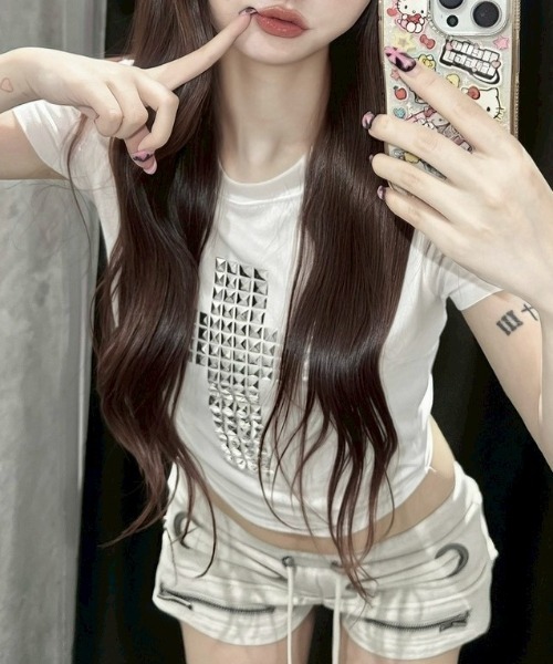 Never mind the XU（ネバーマインドザエックスユー）の「【Never mind the XU】cross studs crop tee / 【ネバーマインド ザ エックスユー】クロススタッズクロップ半袖Tシャツ（Tシャツ/カットソー・レディース・ホワイト/ブラック・ONE SIZE）」の4枚目の写真