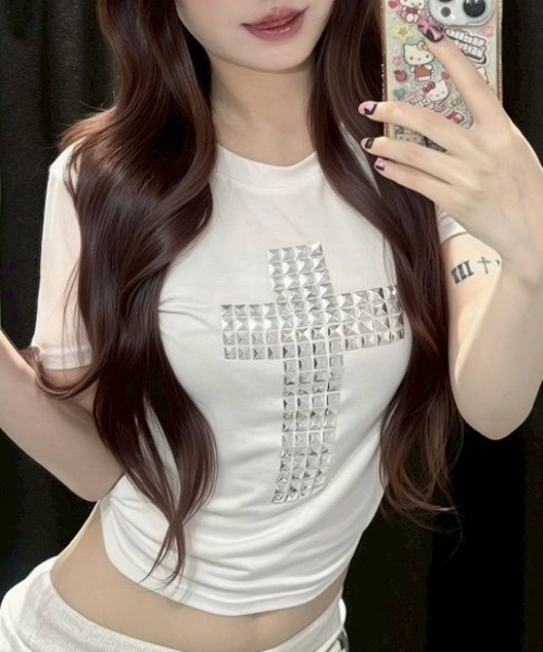 Never mind the XU（ネバーマインドザエックスユー）の「【Never mind the XU】cross studs crop tee / 【ネバーマインド ザ エックスユー】クロススタッズクロップ半袖Tシャツ（Tシャツ/カットソー・レディース・ホワイト/ブラック・ONE SIZE）」の3枚目の写真