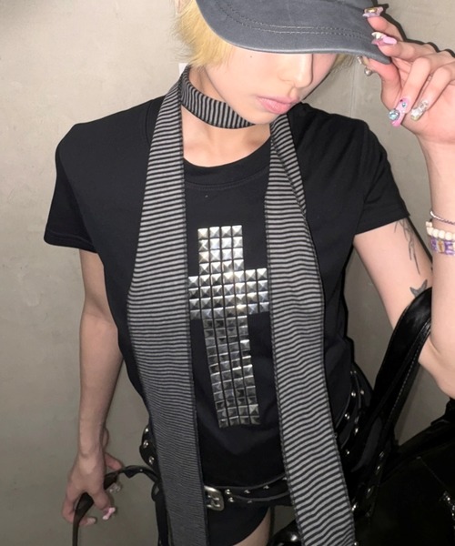 Never mind the XU（ネバーマインドザエックスユー）の「【Never mind the XU】cross studs crop tee / 【ネバーマインド ザ エックスユー】クロススタッズクロップ半袖Tシャツ（Tシャツ/カットソー・レディース・ホワイト/ブラック・ONE SIZE）」の9枚目の写真