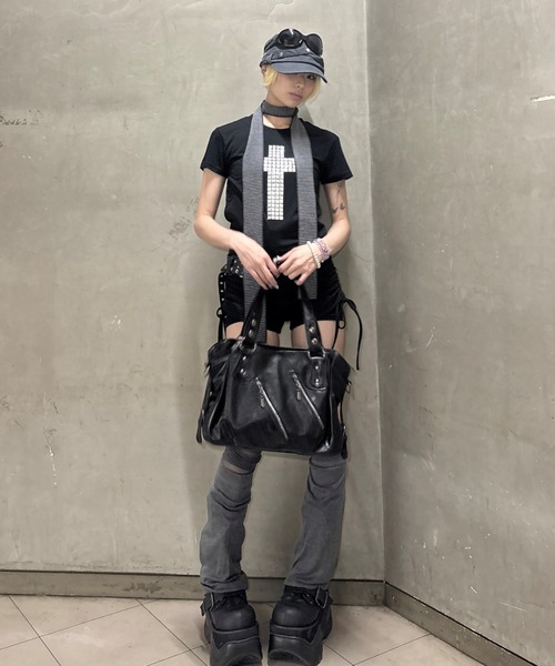 Never mind the XU（ネバーマインドザエックスユー）の「【Never mind the XU】cross studs crop tee / 【ネバーマインド ザ エックスユー】クロススタッズクロップ半袖Tシャツ（Tシャツ/カットソー・レディース・ホワイト/ブラック・ONE SIZE）」の14枚目の写真