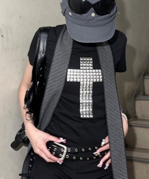 Never mind the XU（ネバーマインドザエックスユー）の「【Never mind the XU】cross studs crop tee / 【ネバーマインド ザ エックスユー】クロススタッズクロップ半袖Tシャツ（Tシャツ/カットソー・レディース・ホワイト/ブラック・ONE SIZE）」の10枚目の写真