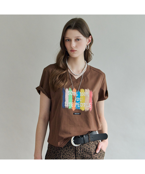 MAXZA（マージャコレクション）の「カラー ブラシ レタリング Vネック 半袖 Tシャツ（Tシャツ/カットソー・レディース・バイオレット/ブラウン・FREE）」の2枚目の写真