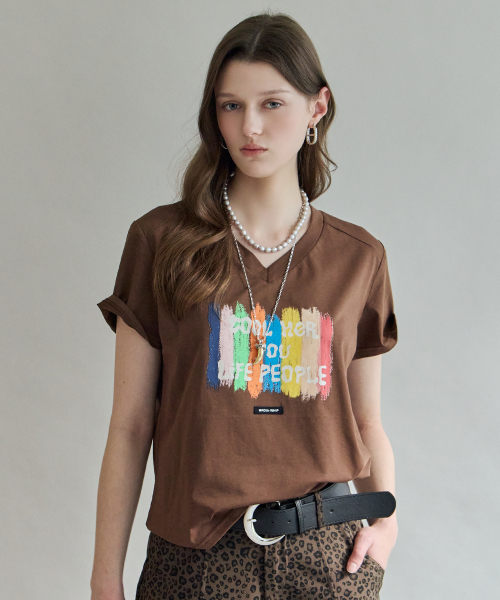 MAXZA（マージャコレクション）の「カラー ブラシ レタリング Vネック 半袖 Tシャツ（Tシャツ/カットソー・レディース・バイオレット/ブラウン・FREE）」の3枚目の写真