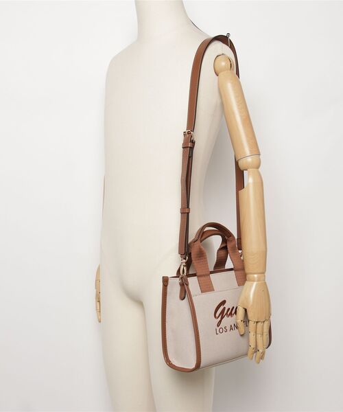 Guess(ゲス)の「JACKIE Mini Tote ミニトート ショルダーバッグ(トートバッグ・レディース・ナチュラル・ONE SIZE)」の2枚目の写真