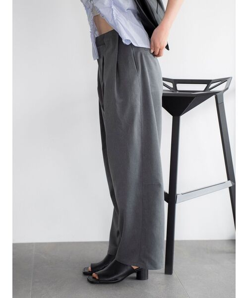 Ungrid(アングリッド)の「ウエストデザインルーズタックパンツ(その他パンツ・レディース・ベージュ/チャコールグレー・FREE)」の5枚目の写真