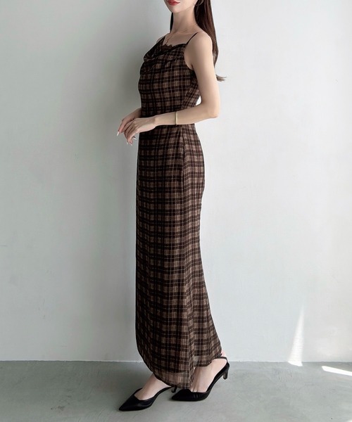 Meiru(メイル)の「薄手シアーチェックドレープキャミワンピース(ワンピース・レディース・ブラック/ブラウン・LARGE/MEDIUM/SMALL)」の5枚目の写真