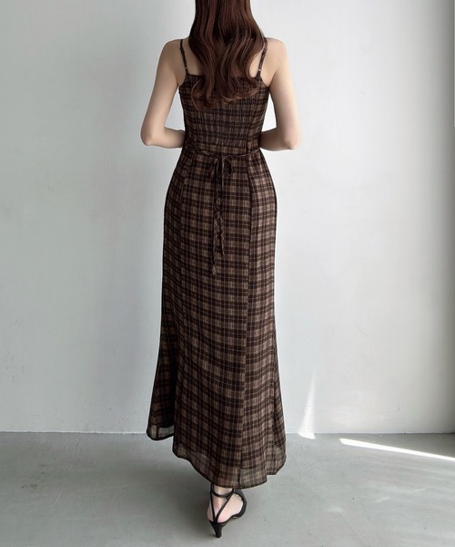 Meiru(メイル)の「薄手シアーチェックドレープキャミワンピース(ワンピース・レディース・ブラック/ブラウン・LARGE/MEDIUM/SMALL)」の6枚目の写真