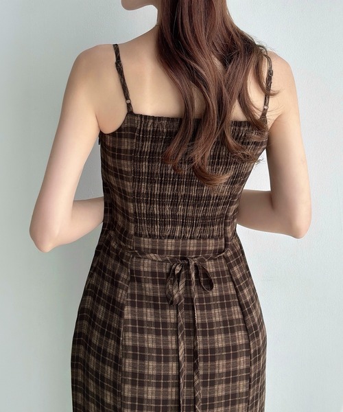 Meiru(メイル)の「薄手シアーチェックドレープキャミワンピース(ワンピース・レディース・ブラック/ブラウン・LARGE/MEDIUM/SMALL)」の8枚目の写真