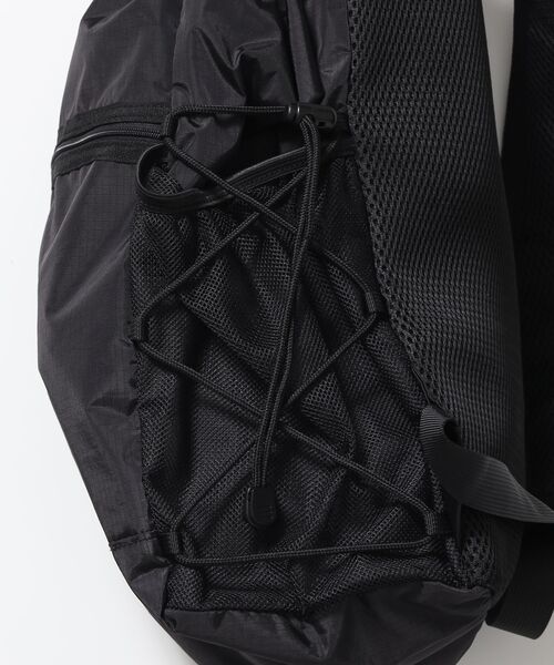 FFEIN（フェイン）の「【FFEIN（フェイン）】撥水加工ナイロンバックパック / リップストック 軽量 ユニセックス リュックサック バックパック メッシュ デイリーバッグ（バックパック/リュック・メンズ・ブラック・FREE）」の2枚目の写真