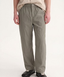 MODE COMMUTER（モードコミューター）の「Crinkle-Finish Woven Straight Trousers（その他パンツ）」