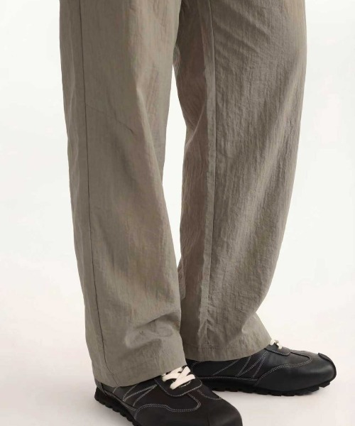 MODE COMMUTER（モードコミューター）の「Crinkle-Finish Woven Straight Trousers（その他パンツ・メンズ・カーキ・SMALL/MEDIUM/LARGE）」の4枚目の写真